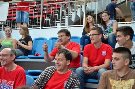 Vine finala: Baschetbaliştii de la CSM, încurajaţi de suporteri înaintea plecării la Ploieşti (FOTO)