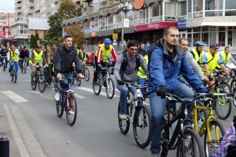 Bicicleta, cel mai rapid mijloc de transport în Oradea. Peste 500 de orădeni au pedalat victorioşi prin oraş (FOTO/VIDEO)