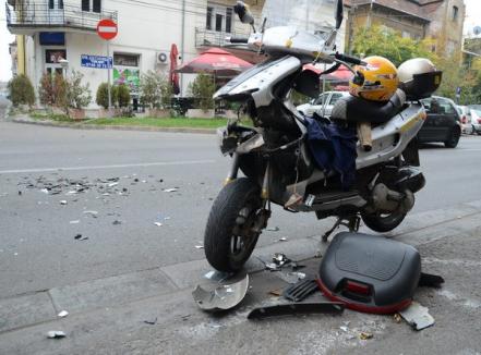 Mopedist de 35 de ani, luat pe capotă de un şofer imprudent (FOTO)