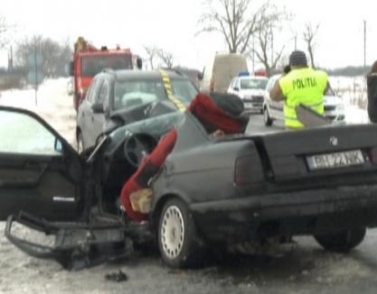 Un tânăr de 24 de ani a murit în urma unui accident între un BMW şi un VW Tiguan (FOTO)