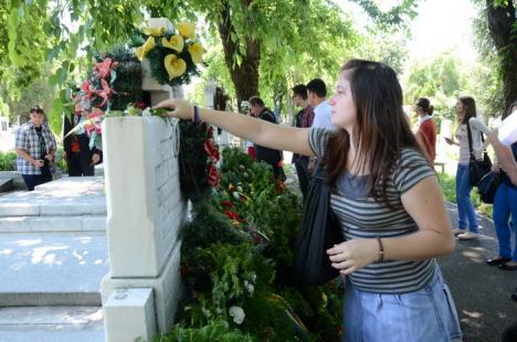 Autorităţile au marcat Ziua Eroilor Neamului cu depuneri de coroane (FOTO)