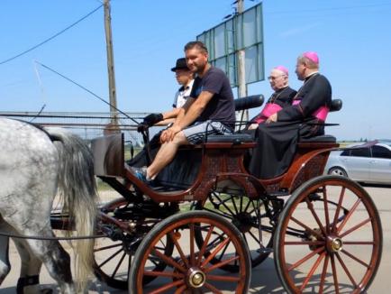 Şvabii din Palota sărbătoresc tradiţionalul Kirchweih: Episcopii romano-catolici din Oradea şi Timişoara, aduşi într-o caleaşcă (FOTO / VIDEO)