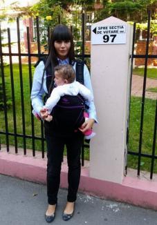 Elena Băsescu a votat cu fetiţa în braţe (FOTO)