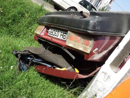 Accident la Sântandrei: O Dacie s-a dat peste cap, după ce a încercat să evite un Passat (FOTO)