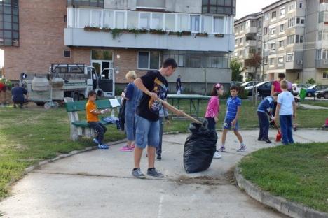 Voluntarii Provident şi picii din Dragoş Vodă au făcut un nou loc de joacă (FOTO/VIDEO)