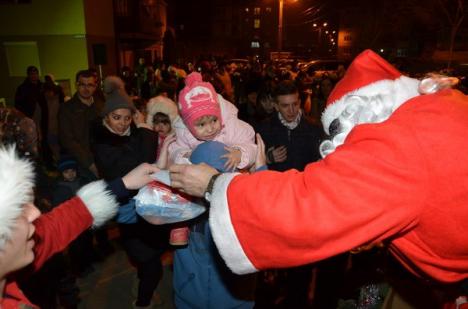 În cartier ca-n familie: Moş Crăciun de la Prima şi-a cadorisit locatarii (FOTO)