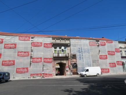 Încă o clădire din centrul istoric al Oradiei primeşte o "faţă" nouă (FOTO)