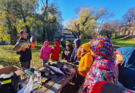 Elevi de la două colegii din Oradea au luat lecții despre pești de la cei mai apreciați pescari din oraș (FOTO)