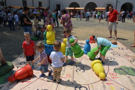 Wonderland în Cetatea Oradea: Kids Fest a umplut curţile fortăreţei cu jocuri, păpuşi uriaşe, bufoni şi 'copaci' pe catalige (FOTO/VIDEO)
