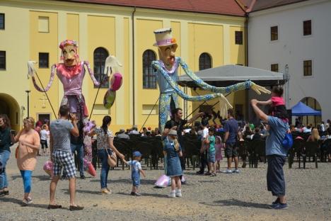 Wonderland în Cetatea Oradea: Kids Fest a umplut curţile fortăreţei cu jocuri, păpuşi uriaşe, bufoni şi 'copaci' pe catalige (FOTO/VIDEO)