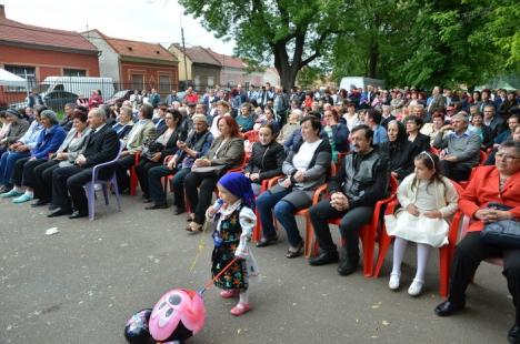Mii de orădeni au sărbătorit 1 Mai şi Paştele în Parcul Bălcescu (FOTO / VIDEO)