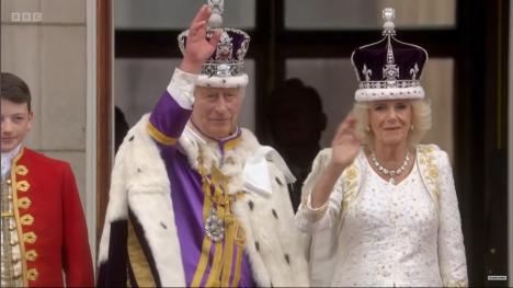 Regele Charles și regina Camilla, prima ieșire publică: Au salutat mulțimea din balconul Palatului Buckingham (FOTO/VIDEO)