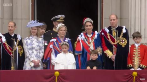 Regele Charles și regina Camilla, prima ieșire publică: Au salutat mulțimea din balconul Palatului Buckingham (FOTO/VIDEO)