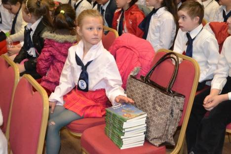 Prinţul şi poveştile: Principele Nicolae al României le-a adus cărţi elevilor din Biharia şi Diosig (FOTO)