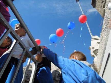 Turnul Primăriei, "împodobit" cu baloane: Sute de copii au tăbărât peste Arlechinul Gulliver (FOTO)