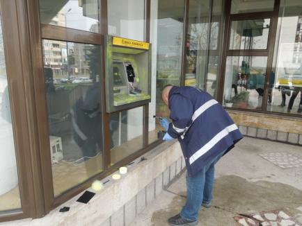 Spargere la un bancomat, la Banca Românească: Hoţii au plecat cu cititorul de carduri (FOTO)