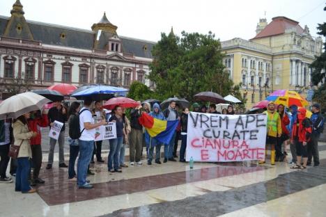Nu se lasă! 40 de orădeni au cerut în ploaie interzicerea exploatărilor cu cianuri în România (FOTO/VIDEO)