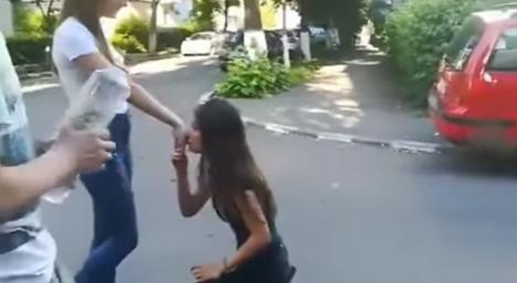 Bătută şi îngenuncheată: O elevă de 15 ani a fost lovită cu pumnii şi umilită în ultimul hal de colege (FOTO / VIDEO)