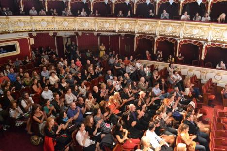 Festivalul Internaţional de Teatru s-a deschis oficial cu şampanie, teatru-dans şi muzică (FOTO)