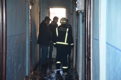 Incendiu cu inundaţie. Un incendiu declanşat la etajul patru al unui bloc a provocat inundarea tuturor locuinţelor din imobil (FOTO)