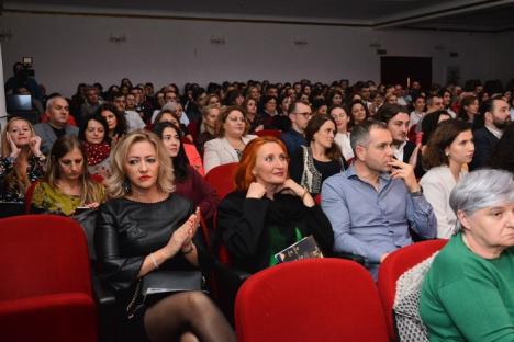 Jurnalistul Lucian Mîndruţă, show în mijlocul orădenilor: 'Nu mă plăteşte, în afară de Soros, nimeni…' (FOTO/VIDEO)