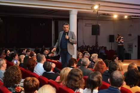 Jurnalistul Lucian Mîndruţă, show în mijlocul orădenilor: 'Nu mă plăteşte, în afară de Soros, nimeni…' (FOTO/VIDEO)