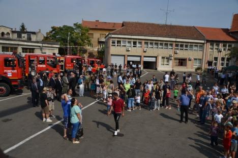 Sute de orădeni au luat cu asalt sediul pompierilor din Oradea şi au încercat tehnica din dotarea ISU şi SMURD (FOTO)