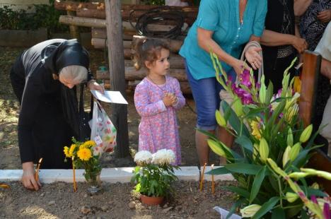 Criticat că n-a mers la înmormântare, episcopul Sofronie a oficiat parastasul părintelui Ciordaş (FOTO)