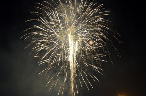 La mulţi ani, 2015! Orădenii care au înfruntat frigul în Piaţa Unirii au fost răsplătiţi cu un spectaculos foc de artificii (FOTO/VIDEO)