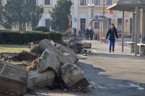 Vremea demolării: Constructorii au dezafectat linia şi staţia de tramvai de lângă Primărie şi au băgat excavatoarele în Piaţa Unirii (FOTO)