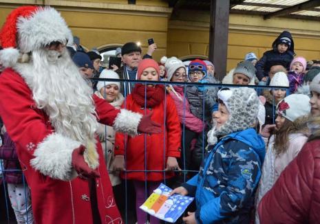 Crăciunul poate să vină! Moşul cel darnic ajunge sâmbătă în Oradea, încărcat cu daruri multe pentru copii