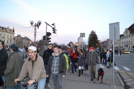 Circa 200 de orădeni au mărşăluit prin centru, cerând redeschiderea localului Moszkva (FOTO)