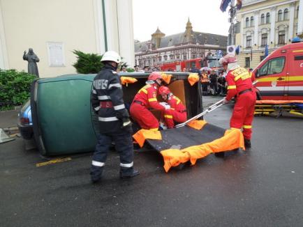 Demonstraţie în forţă în faţa Primăriei: Pompierii şi SMURD au arătat cum salvează vieţi dintr-un accident rutier (FOTO)