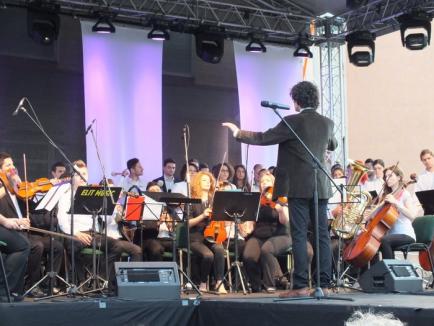 Concert cu emoţii: Festivalul Artelor Studenţeşti a început cu intervenţia SMURD, după ce unei studente i s-a făcut rău (FOTO/VIDEO)