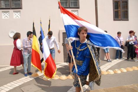 Carnaval european pe străzile Oradiei: Elevii au promovat unitatea în Europa (FOTO/VIDEO)