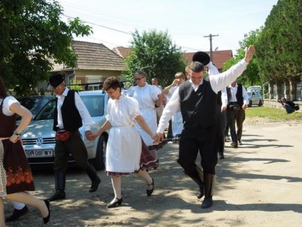 Şvabii din Palota sărbătoresc tradiţionalul Kirchweih: Episcopii romano-catolici din Oradea şi Timişoara, aduşi într-o caleaşcă (FOTO / VIDEO)