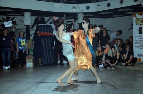 "Bobociada" Universităţii: Studenţii au făcut acrobaţii şi au mimat partide de sex (FOTO/VIDEO)