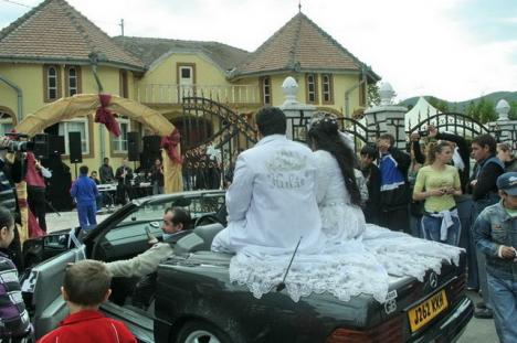 Nunta regală pe model ţigănesc: au blocat circulaţia, iar nuntaşii au tras cu pistoalele în aer (FOTO)