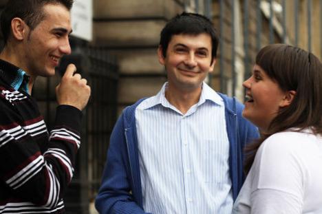 Trei români, arestaţi în Franţa pentru că aveau iPhone. Unul e masterand la Sorbona, ceilalţi antreprenori