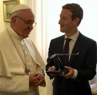 Fondatorul Facebook s-a întâlnit cu Papa: Zuckerberg i-a dus cadou o dronă