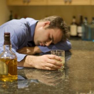Studiu: Ce speră bărbaţii când beau alcool şi ce părere au femeile