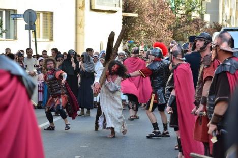 Patimile lui Hristos: Sute de orădeni l-au însoţit pe Iisus pe Drumul Crucii (FOTO / VIDEO)