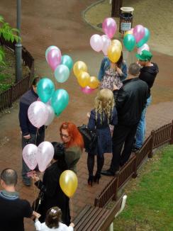 Părinţi de îngeri: Zeci de baloane lansate în aer, în memoria copilaşilor care nu mai sunt (FOTO / VIDEO)