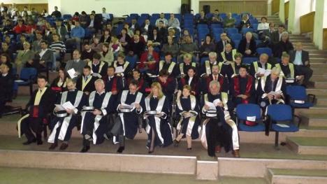 Doctor Honoris Causa în lacrimi: Profesor salontan mutat în Franţa a primit plângând cea mai înaltă distincţie academică (FOTO)