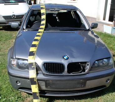 Şoferul unui BMW a lovit un tânăr cu maşina şi a fugit de la locul accidentului (FOTO)