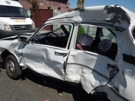 Accident mortal pe strada Matei Corvin: Dacie, făcută zob de-un camion (FOTO)
