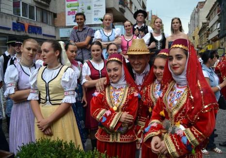 Hai la joc! Festivalul Internaţional de Folclor aduce în Cetate tradiţii populare din şapte ţări