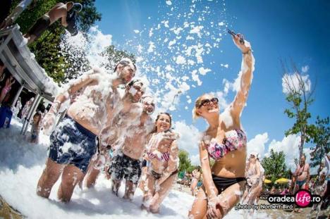 Aqua-fun: Orădenii se pot distra pe timpul verii la petreceri cu spumă şi fitness în apă pe ritmuri antrenante 