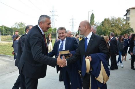 Început de an la Universitatea din Oradea: Ministrul Costoiu n-a mai venit, Mang a plecat supărat (FOTO)
