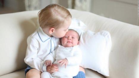 Primele fotografii cu prinţul George ţinându-şi sora în braţe (FOTO)